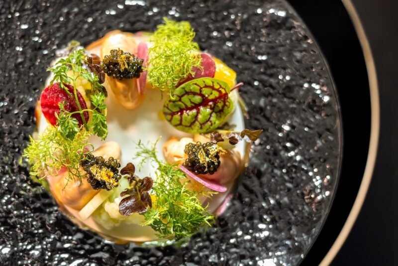 ▲Ukai-tei Kaohsiung推出充滿節慶氛圍的聖誕前菜「台灣時蔬×旬蝦聖誕花環。(圖/THE AMNIS然一酒店提供)