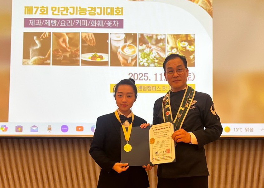 為國爭光 樹科大餐烘系陳鈺茹師《光樹聖誕》創意口布 2025釜山技能人賽奪金