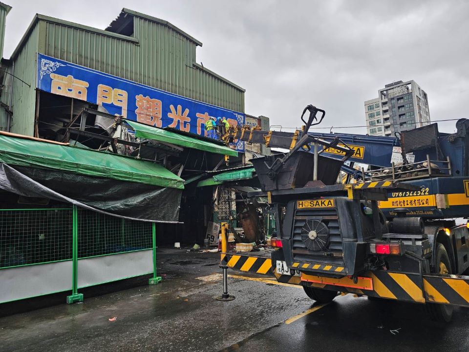 南門市場今拆除南昌西街頂棚　針對占用道路物品全面清除