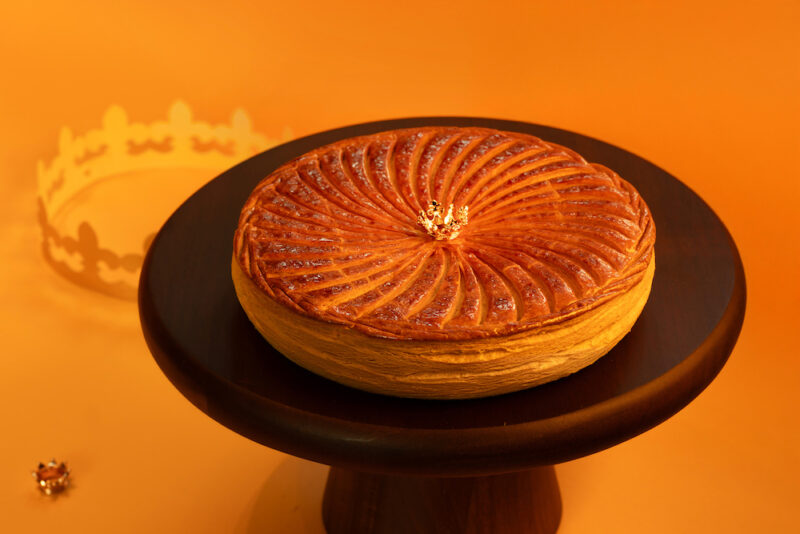 ▲融合開心果濃厚堅果風味與櫻桃白蘭地酒香的國王派。(圖/THE AMNIS然一酒店提供)