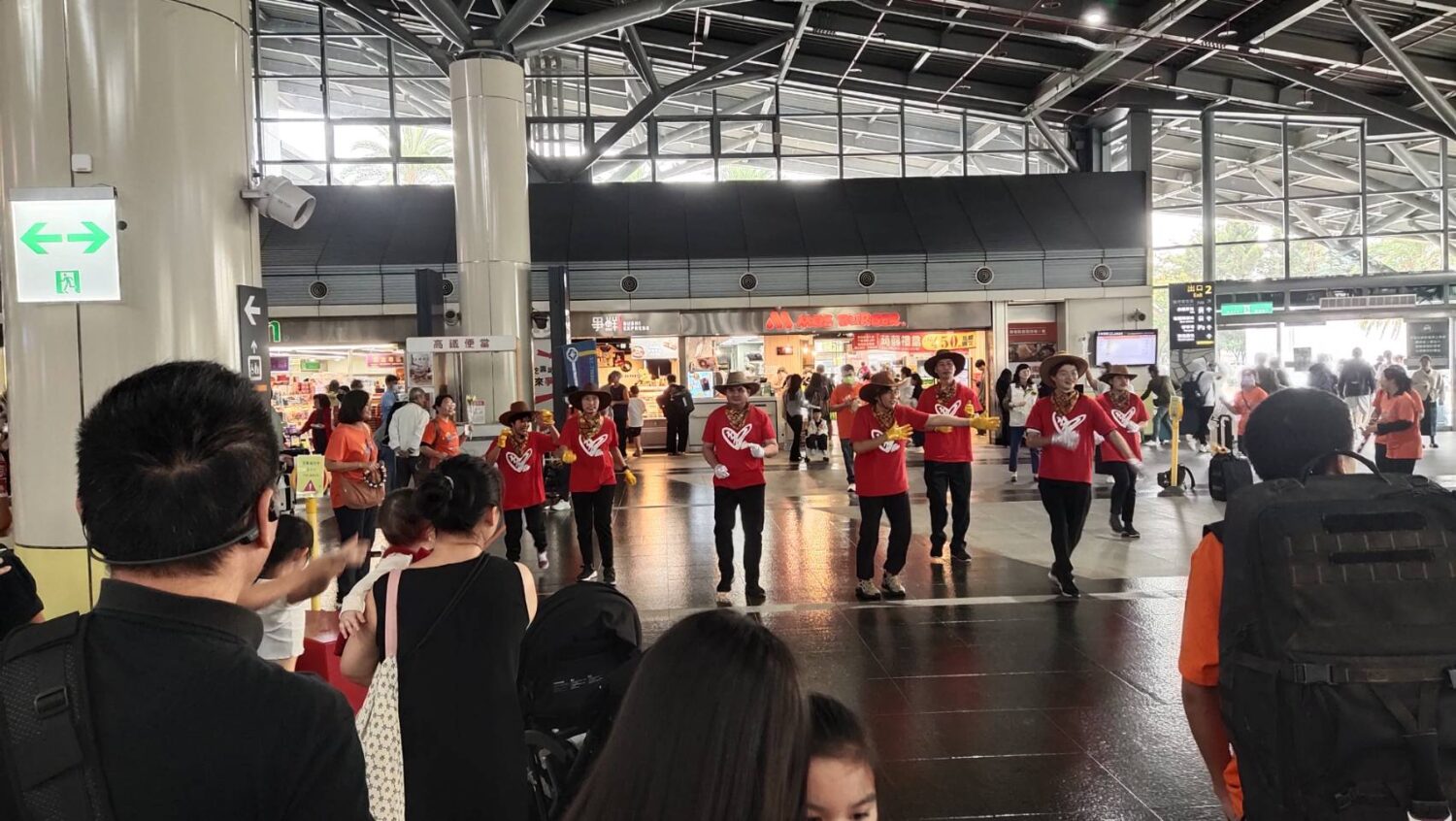 響應國際身障日 高鐵台南站快閃演出