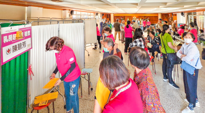 ▲永義防癌健康照顧基金會今天在澄清寺舉辦義診,雖然在廟寺裏面,但隔離布幕仍很隱密。(記者張忠義攝)