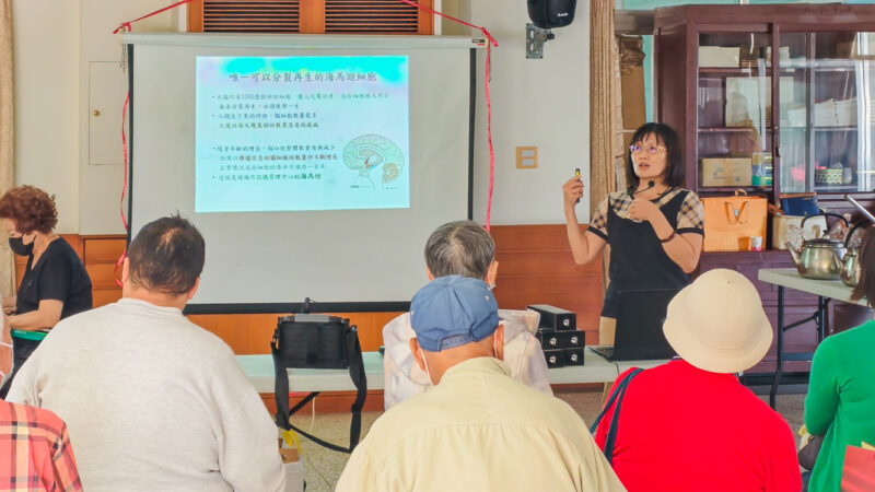 ▲阮綜合醫院營養師林秀娟現場健康講座,教你如何吃出健康與保養身體。(記者張忠義攝)