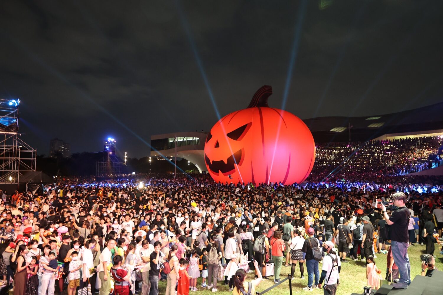 「2025高雄萬聖節」遊行嗨翻衛武營,陳其邁市長與民眾同樂