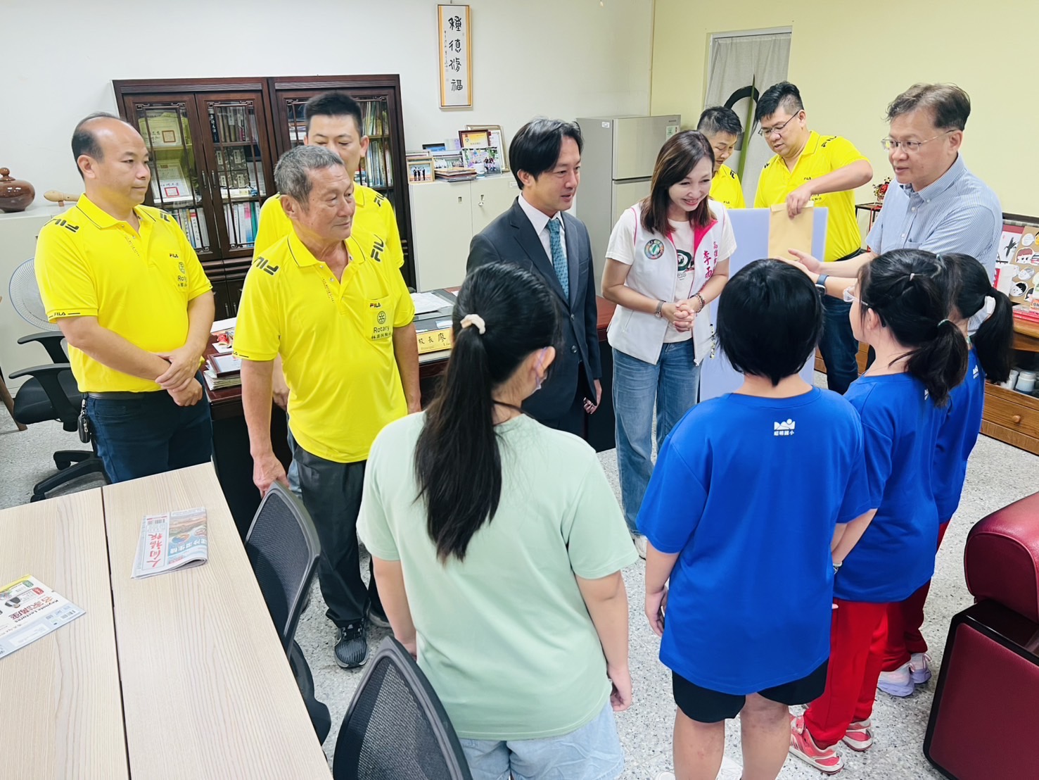 林園扶輪社以獎助學金認養37位「扶輪之子」孩子親寫卡片暖心致謝