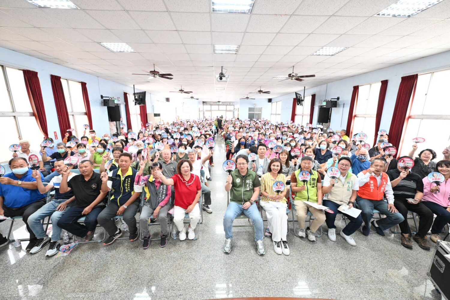 邱議瑩橋頭開講政策吸睛！敬老卡加碼與新生兒希望帳戶大獲市民肯定