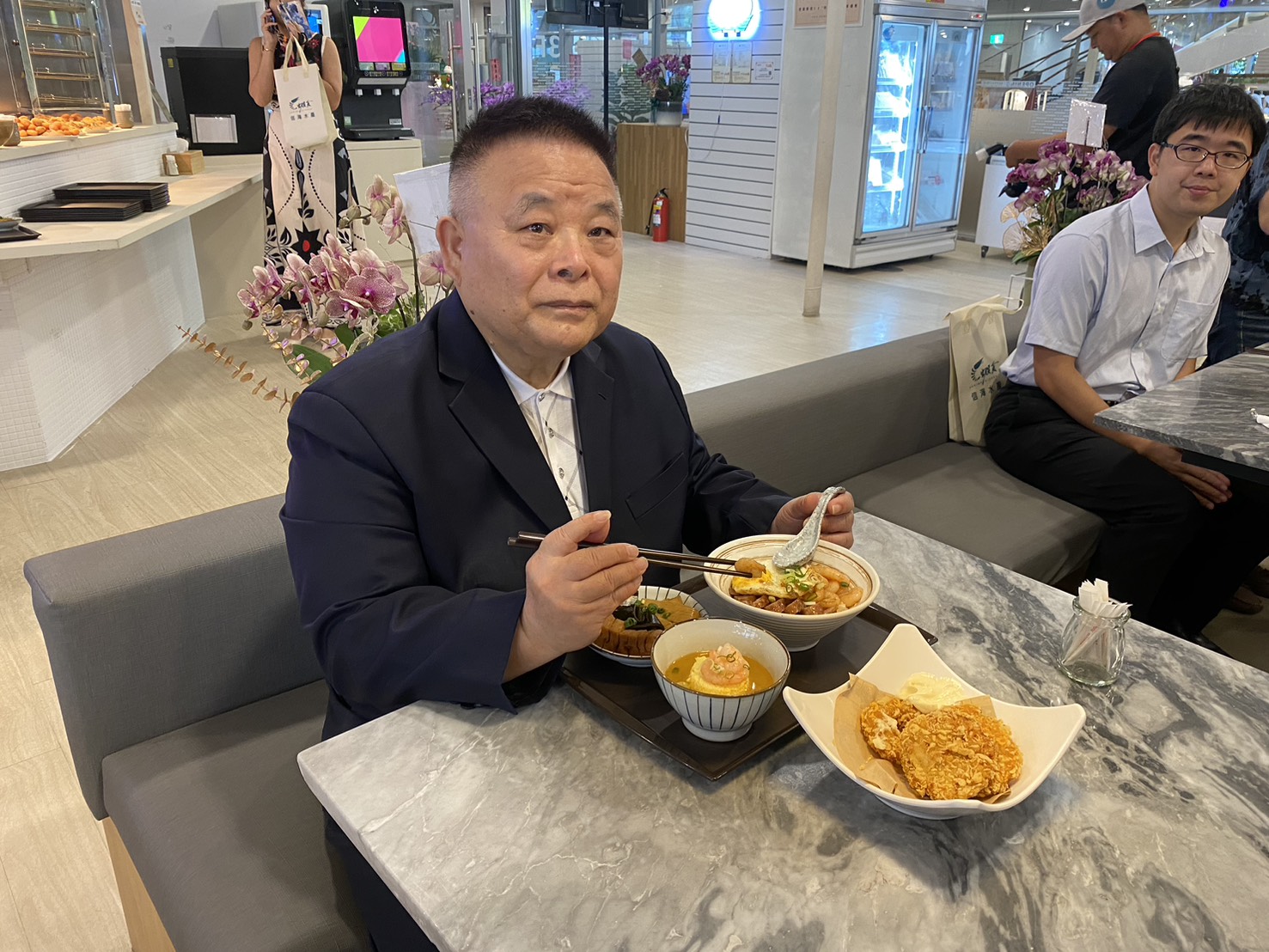 台灣養蝦之光返鄉！信海水產「蝦食」品牌高雄總圖創始店美味開幕 打造書香美食新地標