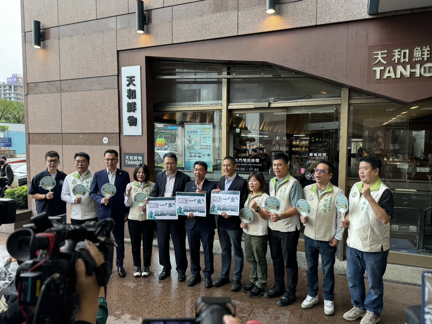 許智傑正式登記市長初選　高雄多位跨派系議員北上力挺！ 吳怡農現身喊支持　盼未來北高連線