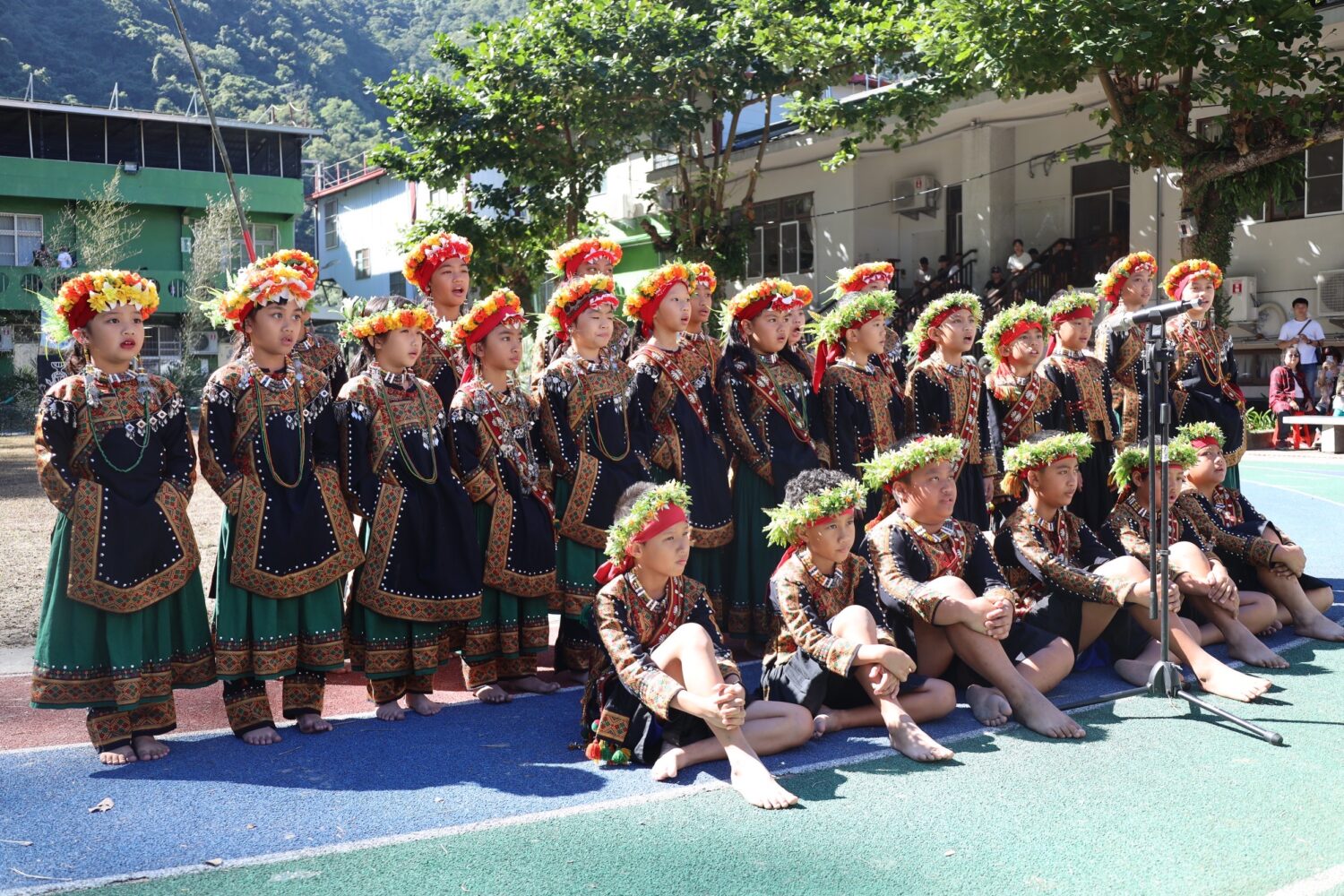 多納黑米祭茂林區盛大登場 祭典線上看首度啟動 青年會領聖火開道 族人齊聚慶豐收