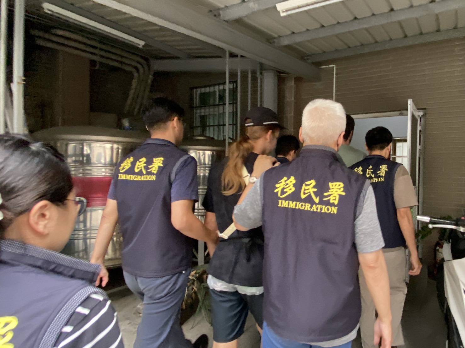 外國人利用觀光簽證來台 卻在街頭籌募醫療費用 遭移民署查獲遣返