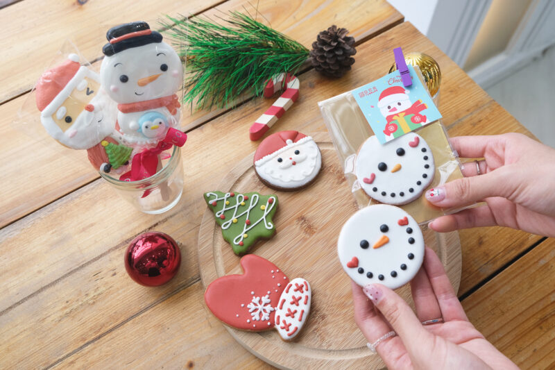 ▲來亞尼克門市、官網購買任3款聖誕糖霜餅乾或法式蛋白餅，即贈「聖誕糖霜餅乾-微笑雪人」乙片，享受濃郁奶油香氣與脆口清甜滋味。（圖/亞尼克提供）