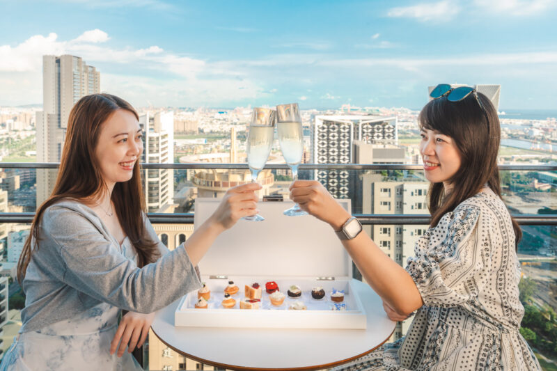 ▲承億酒店「尊爵套房三天兩夜」以萬元入住雙倍假期為亮點，等於用一萬元即可享受兩晚住宿，每房最多可入住四位，讓家庭、情侶或好友出遊都能共享舒適空間。（圖/高雄承億酒店提供）