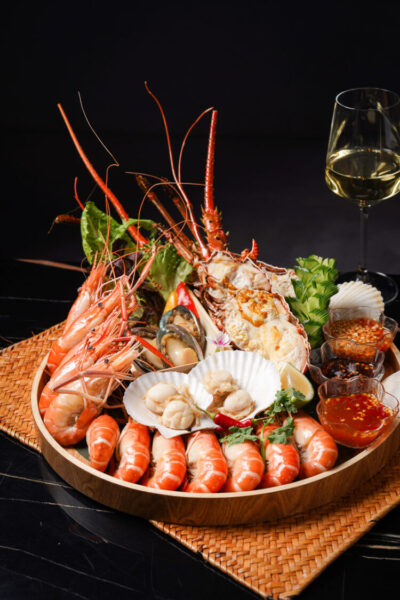 ▲承億酒店旗下人氣餐飲品牌也同步祭出萬元放大術，包含在「賀鴨郎」消費滿萬贈「BAR KAO」豪華海鮮盤。（圖/高雄承億酒店提供）