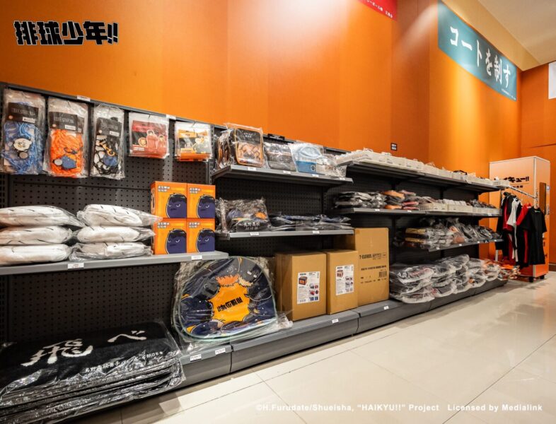 ▲現場周邊商品相當豐富，粉絲們快準備好一起燃起屬於南部的排球熱潮吧。（圖/高雄夢時代提供）