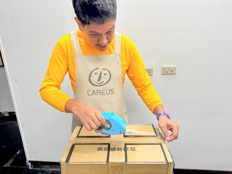 ▲箱蓋設計設計具巧思 ,可助心智障礙者獨立完成封箱。(圖/提喜憨兒基金會供)