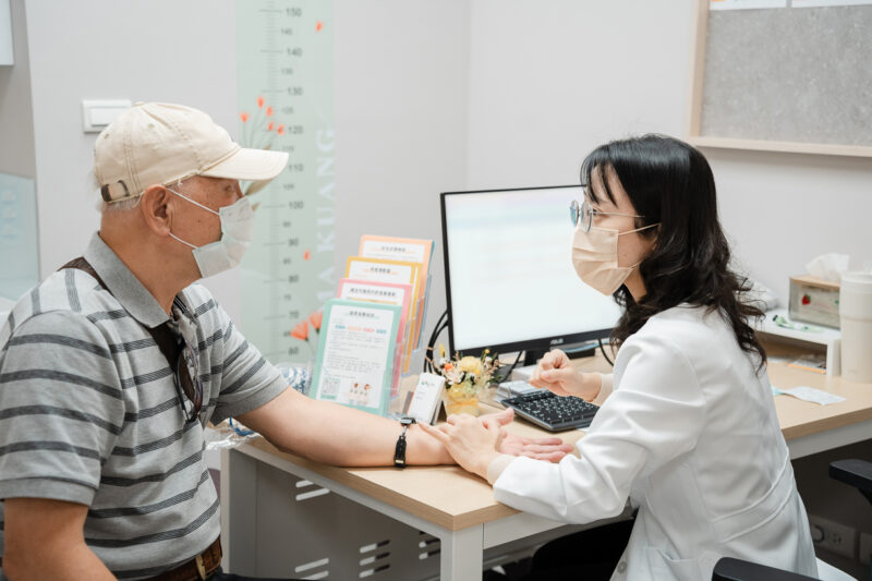 ▲亞灣馬光鍾宜芳院長親切專業的問診，獲得民眾一致好評推薦。（圖/馬光中醫提供）