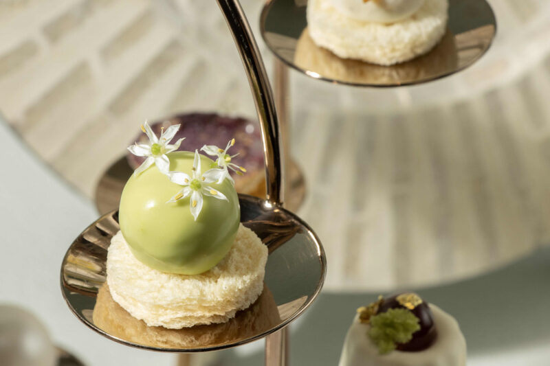 ▲鹹點「波菜奶凍配菌菇雞肉幕斯」以菠菜汁奶凍襯托菌菇雞肉的細緻風味，並以玫瑰花瓣。（圖/高雄洲際酒店提供）