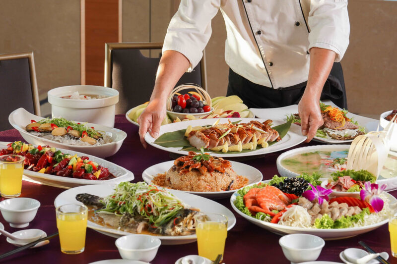 ▲Cozzi THE Roof除了推出西式套餐外，另有中式10人份桌菜16,800元起，供應年節餐桌多元選擇。（圖/和逸飯店提供）