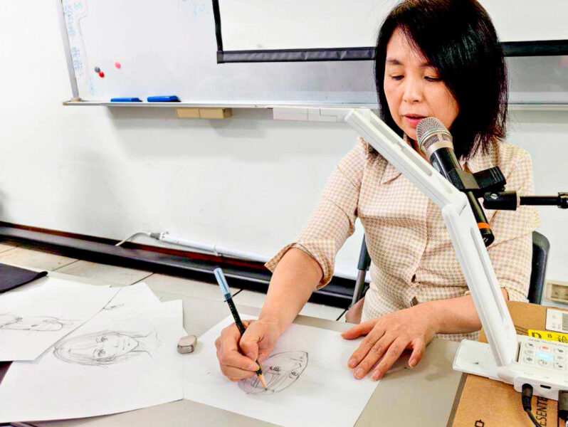 ▲國際動漫大師淺井香織老師工作坊帶領學生進行創作。（圖/中華藝校提供）