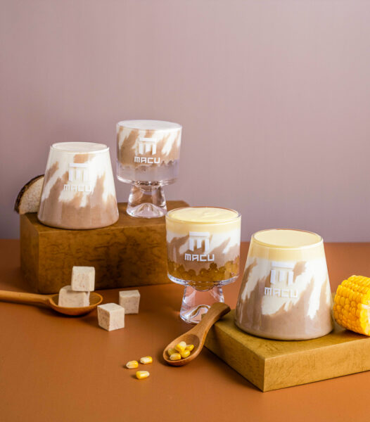 ▲玉米皆為門市現磨,保留金甜、清亮、自然香。(圖/麻古茶坊提供)