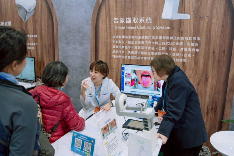 ▲中醫師專業即時分析AI舌象影像辨識，吸引民眾熱情參與檢測。（圖/馬光中醫提供）