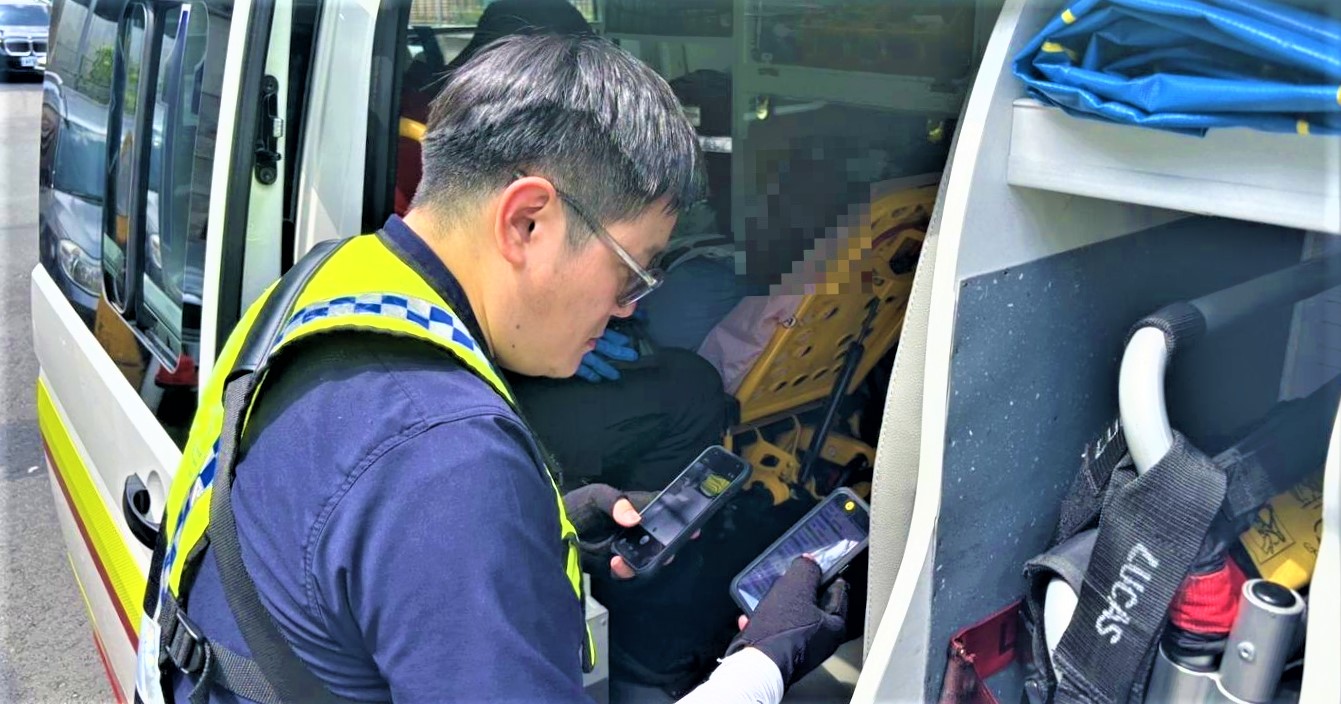 身體不適趴於機車 南門警暖心救助老翁