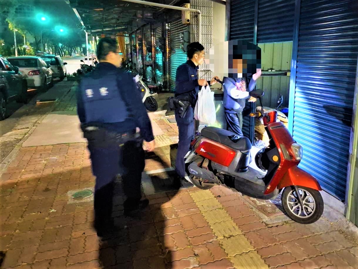 寒夜睡路旁 北興警關懷醉男護送返家