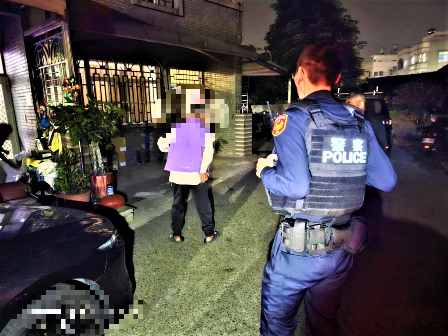 體力疲累癱坐路邊 竹園警關懷護送返家