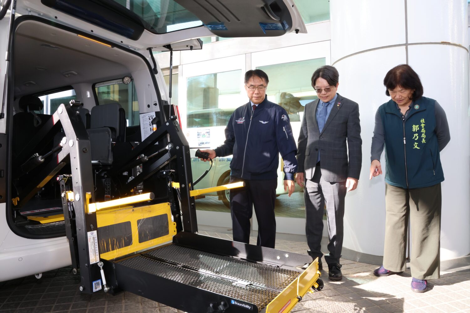 科技公司捐贈復康巴士 黃偉哲感謝企業回饋台南照顧弱勢