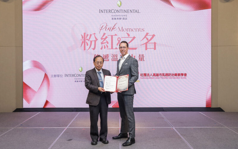 ▲高雄市乳癌防治衛教學會理事長侯明鋒醫師（左）頒發捐贈感謝狀，由高雄洲際酒店總經理Tony_Geerts（右）代表受贈。（圖/高雄洲際酒店提供）