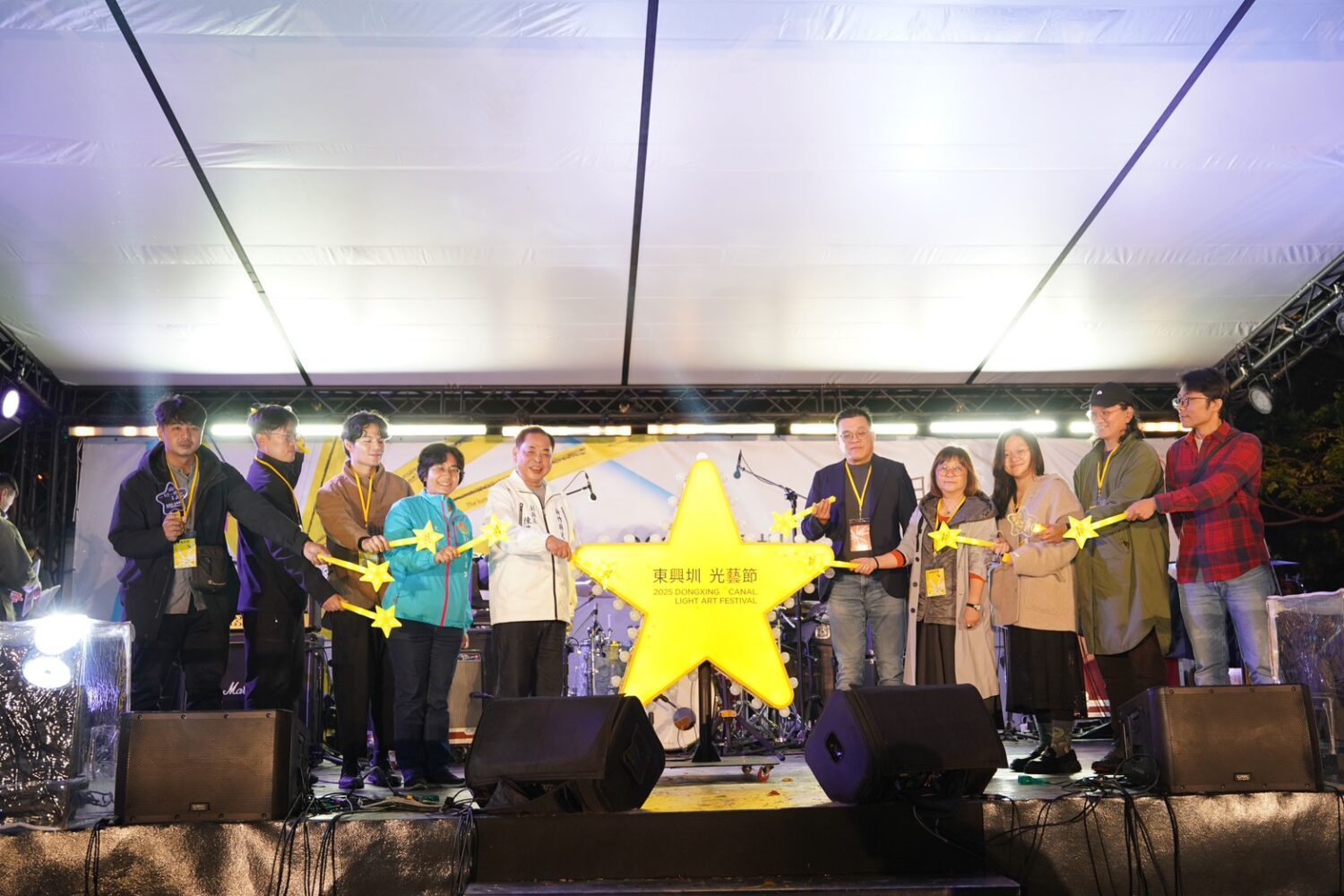 2025東興圳光藝節璀璨開幕 副縣長陳見賢點下星光照亮城市冬夜