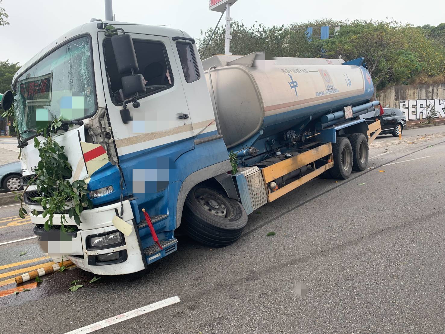 油罐車洩油後滑行失控　烏日向上路六段驚險事故幸未波及人車
