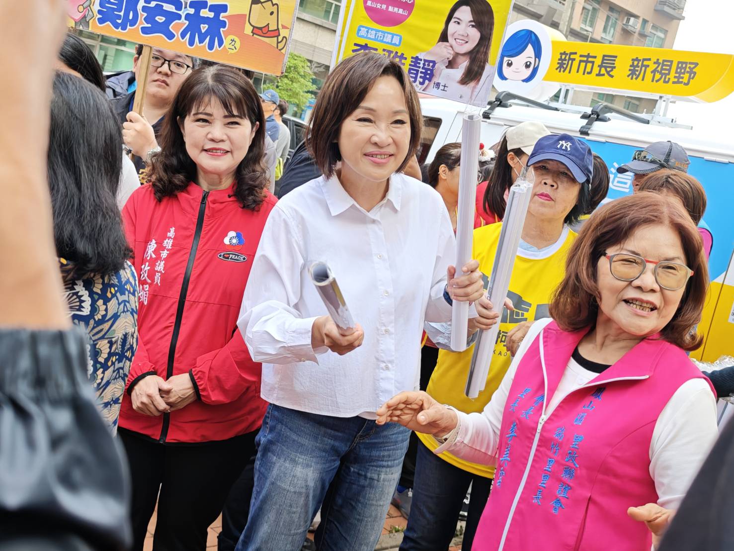 柯志恩發年曆人氣旺 誓言明年入主市府宣誓就職