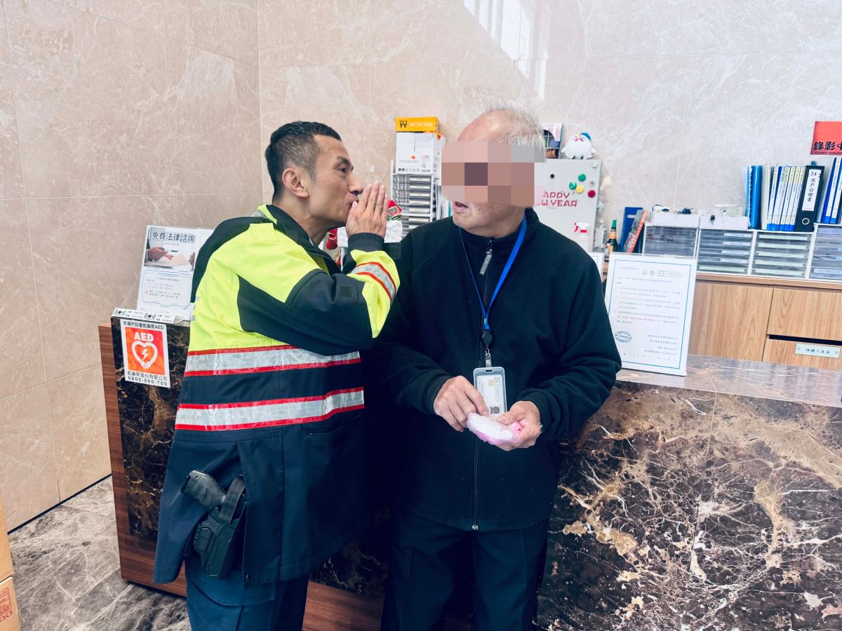 熱心民眾報案81歲長者迷途 中壢警見胸前掛「敬老愛心卡」助返家