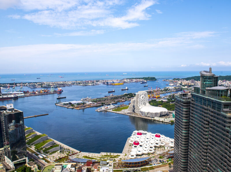 ▲高雄市從港灣轉型亞灣,高雄漢來大飯店位於高雄港景第一排,步行10分鐘即可抵達亞灣區。(圖/高雄漢來大飯店提供)