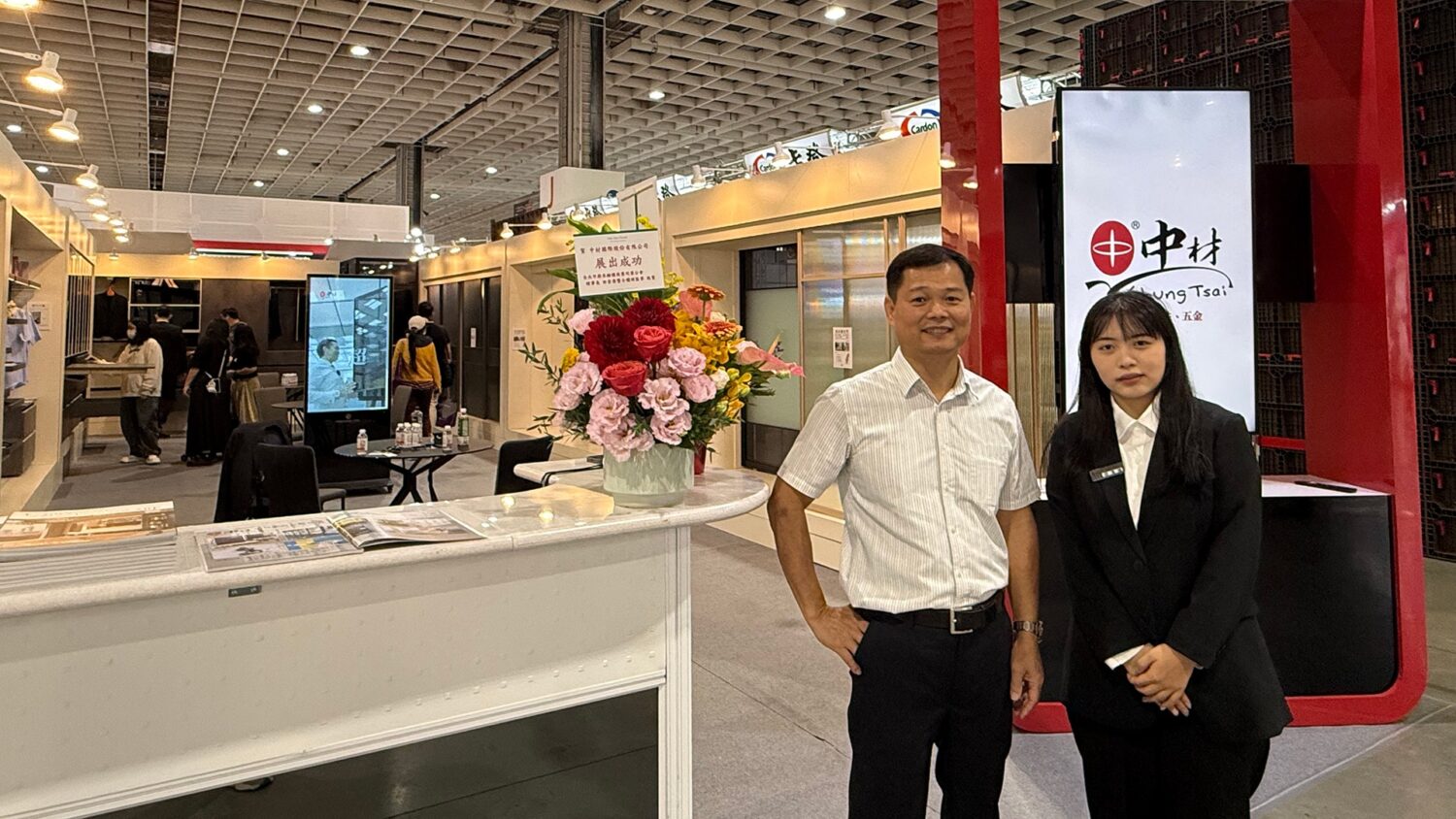 董事長(邱郭彬)與特助(邱渼媞)合照,象徵企業傳承與世代共榮。