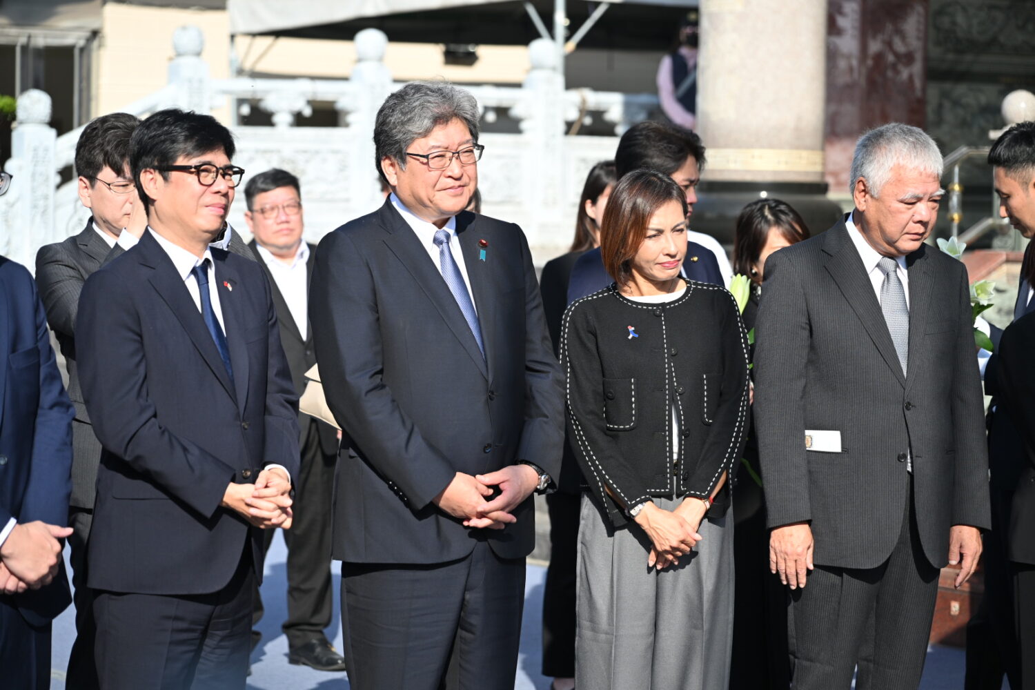 邱議瑩陪同自民黨代行幹事長萩生田光一向安倍銅像致意 讓台日關係越來越密切! 邱議瑩陪同自民黨代行幹事長萩生田光一向安倍銅像致意 讓台日關係越來越密切!