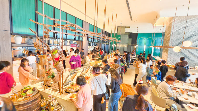 ▲孩子們登上承億酒店26樓「貳陸日全食」BUFFET，在港灣美景相伴下，享用豐盛餐點。（圖/記者張忠義攝）