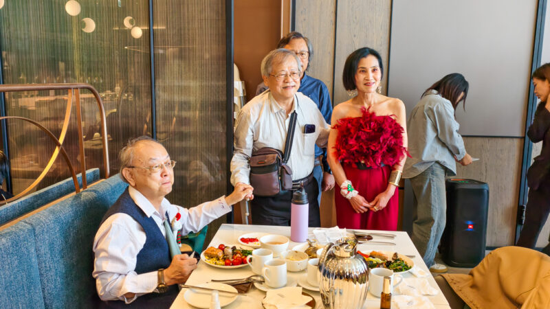 ▲山地育幼院的楊院長感謝孫姓慈善家，讓小朋友歡樂聲此起彼落。（圖/記者張忠義攝）