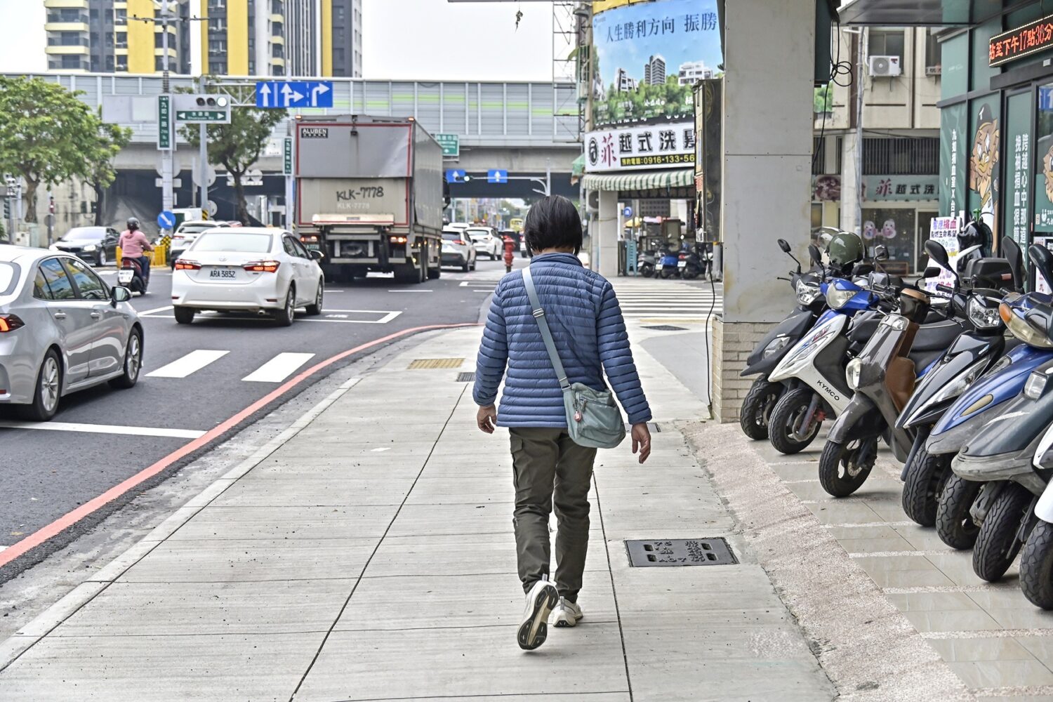 高市三民區九如一路人行道、路面翻新 改善通行安全 高市三民區九如一路人行道、路面翻新 改善通行安全