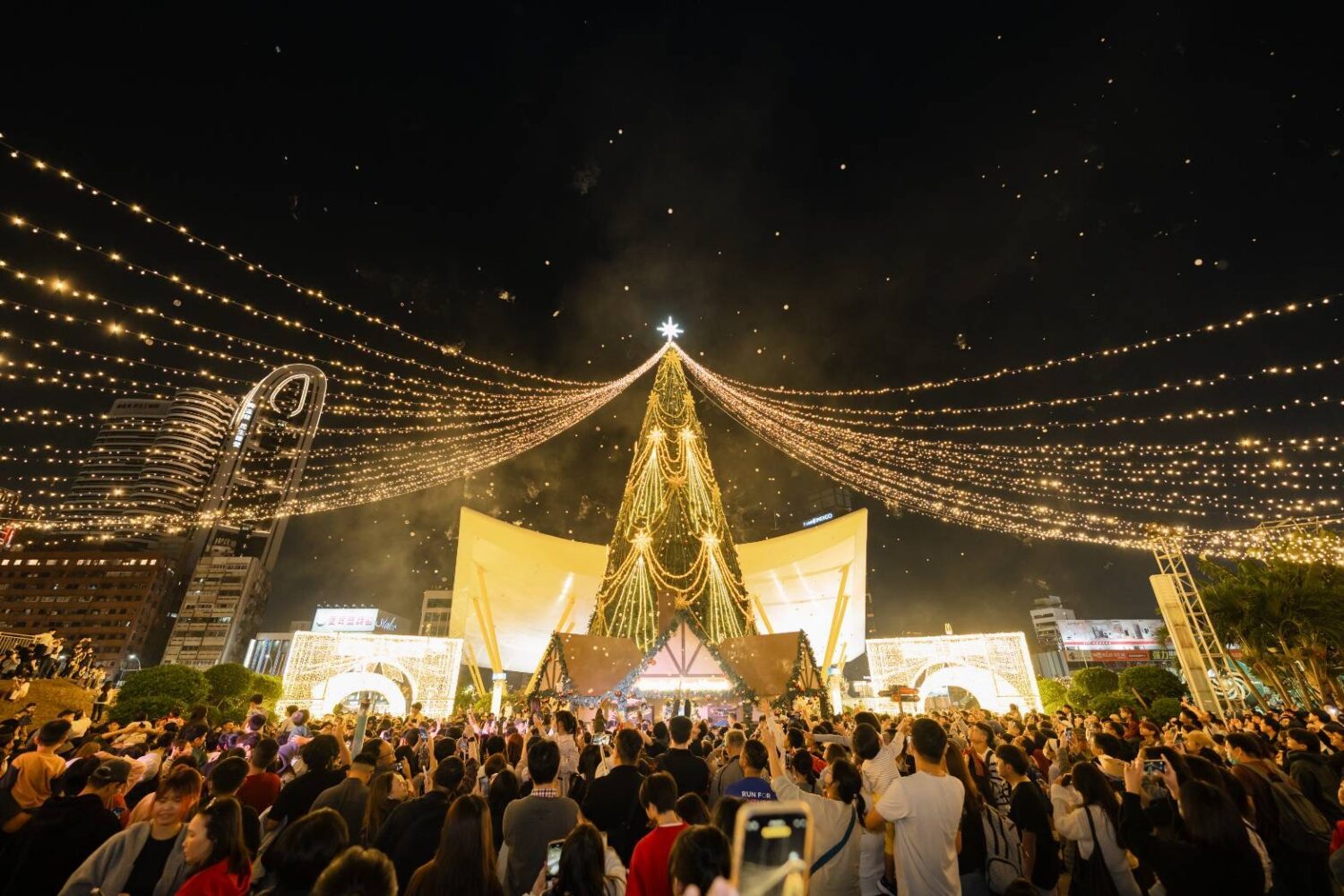 2025高雄聖誕生活節黃金週盛大登場！ 首日破10萬人齊聚中央公園  三倍警力強化戒備