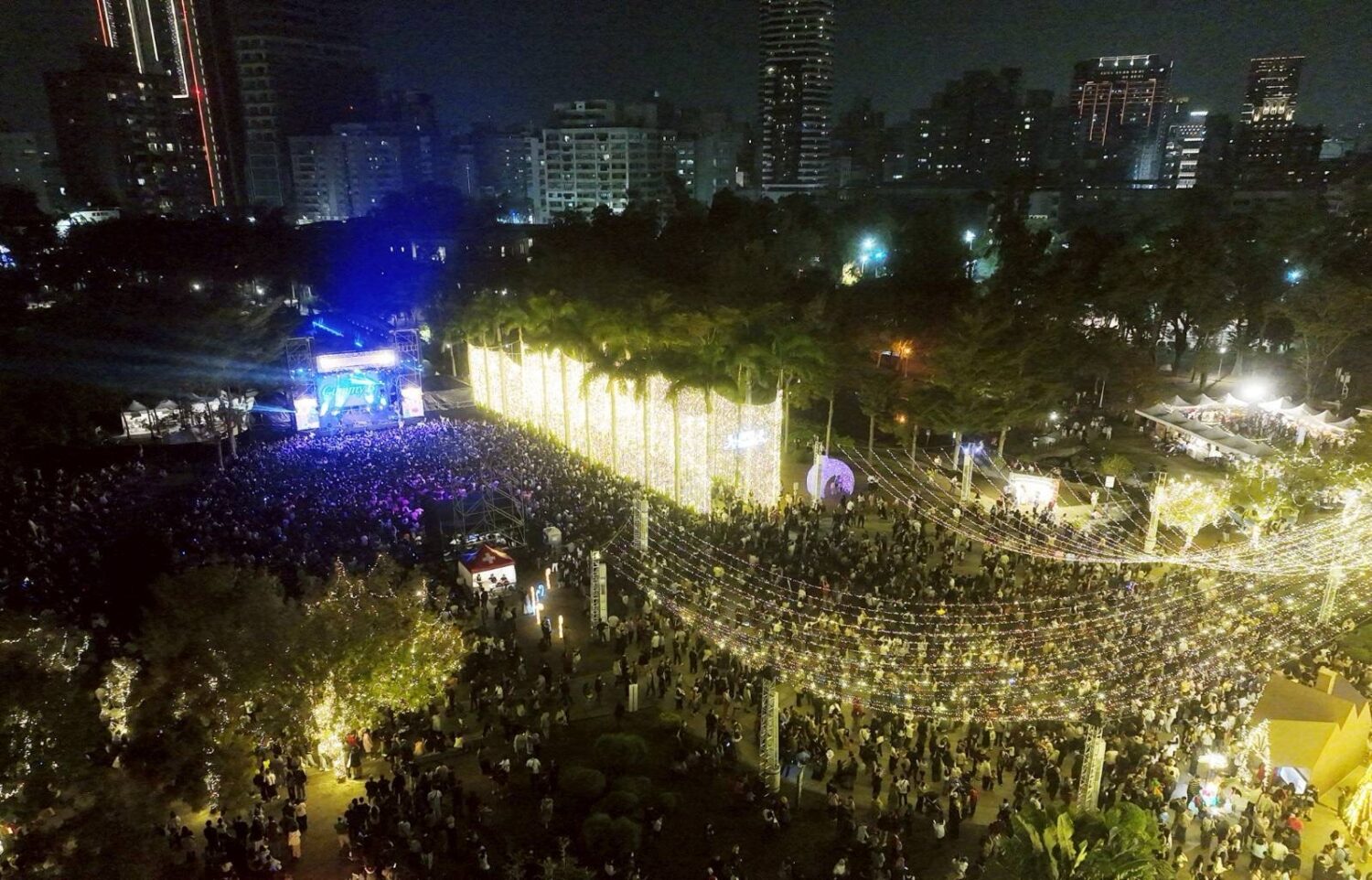 2025高雄聖誕生活節黃金週盛大登場！ 首日破10萬人齊聚中央公園  三倍警力強化戒備