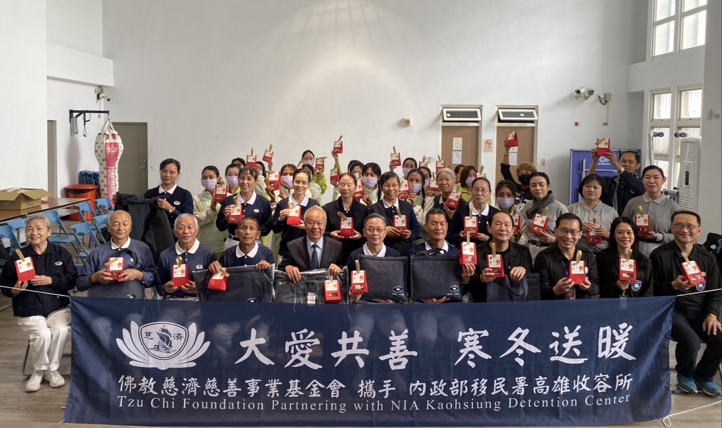 慈濟基金會大愛贈移民署高雄收容所物資 寒冬送暖