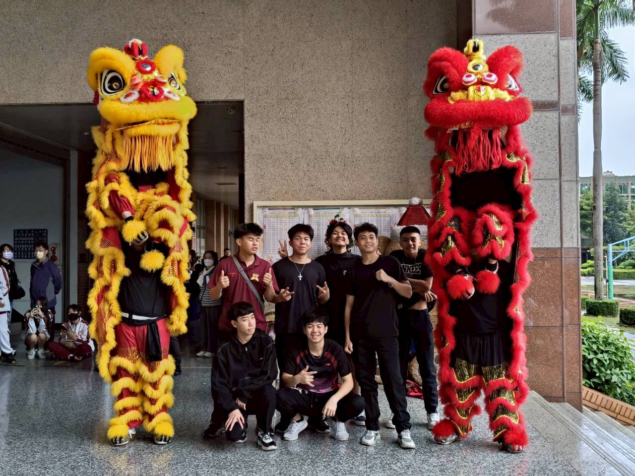 三信家商聖誕歲末聯歡溫馨登場　師生家長共譜青春回憶