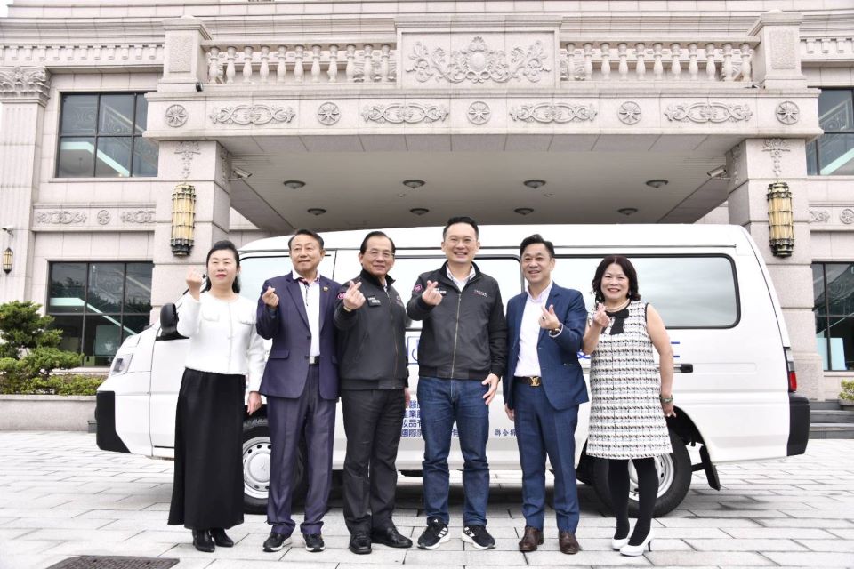 易而安生醫捐贈復康巴士暨物資儀式　將經營成果回饋照顧社會