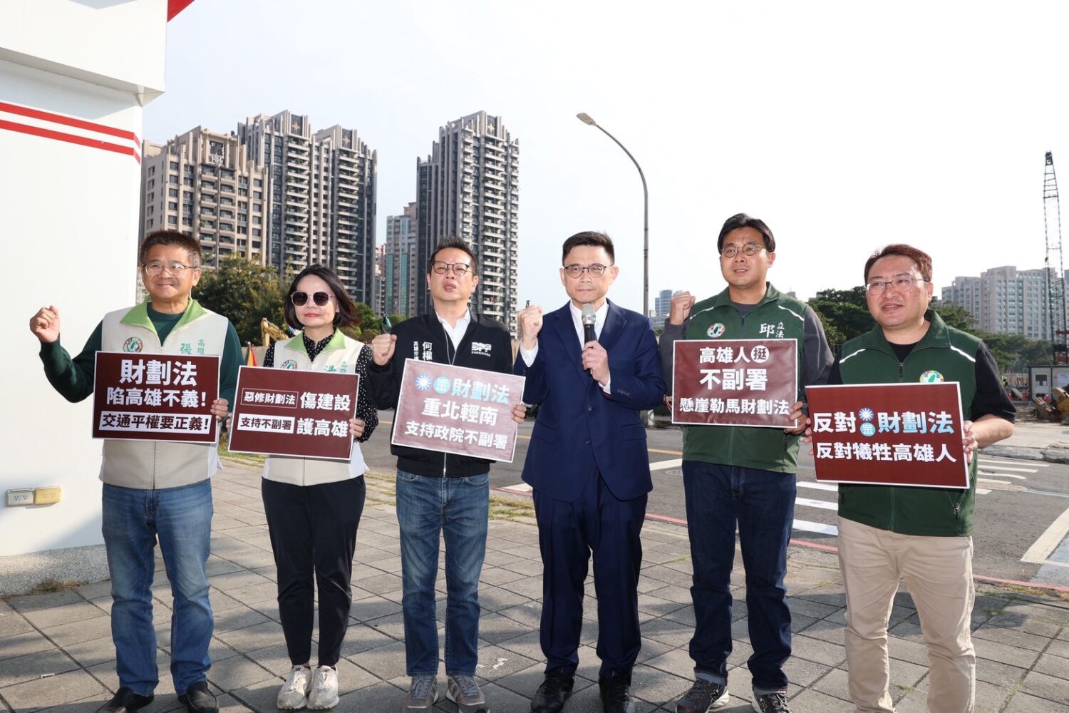 賴瑞隆偕議員呼籲柯志恩「歷史時刻應表態」:支持政院「不副署」捍衛高雄 賴瑞隆偕議員呼籲柯志恩「歷史時刻應表態」:支持政院「不副署」捍衛高雄