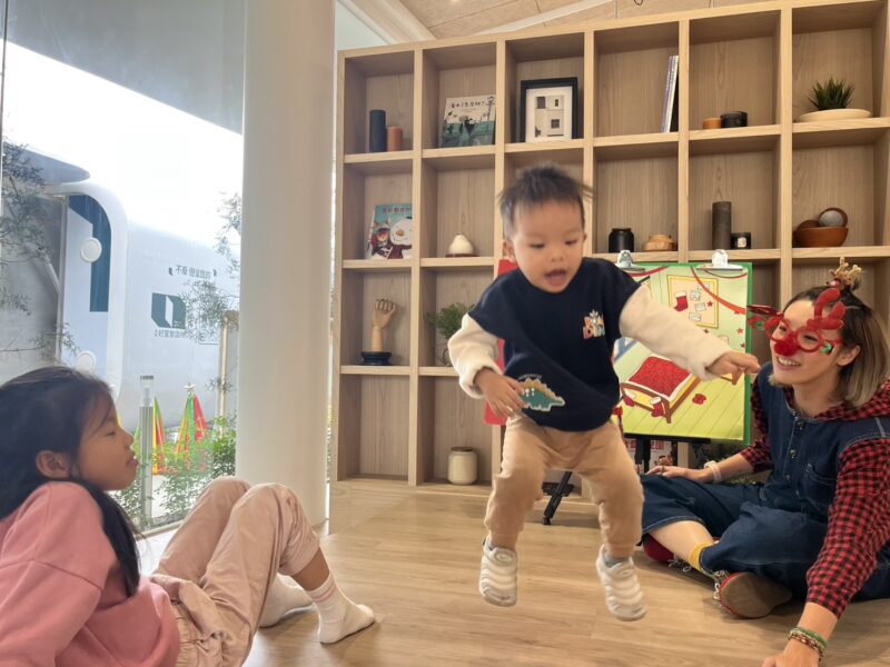 ▲以聖誕永續為主題說故事帶領孩子認識分享與永續的意義，在溫馨互動中增進親子關係與培養關懷土地與社會的想像力。（圖/遠雄建設提供）