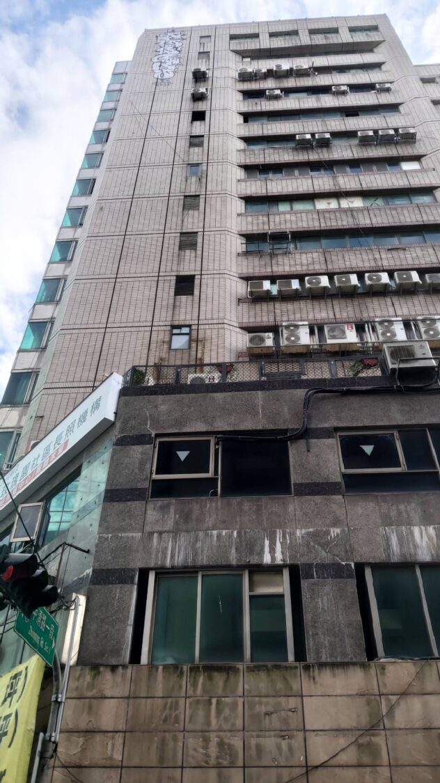 大樓外牆遭噴漆塗鴉引關注 中警鎖定「雪糕刺客」依法查緝