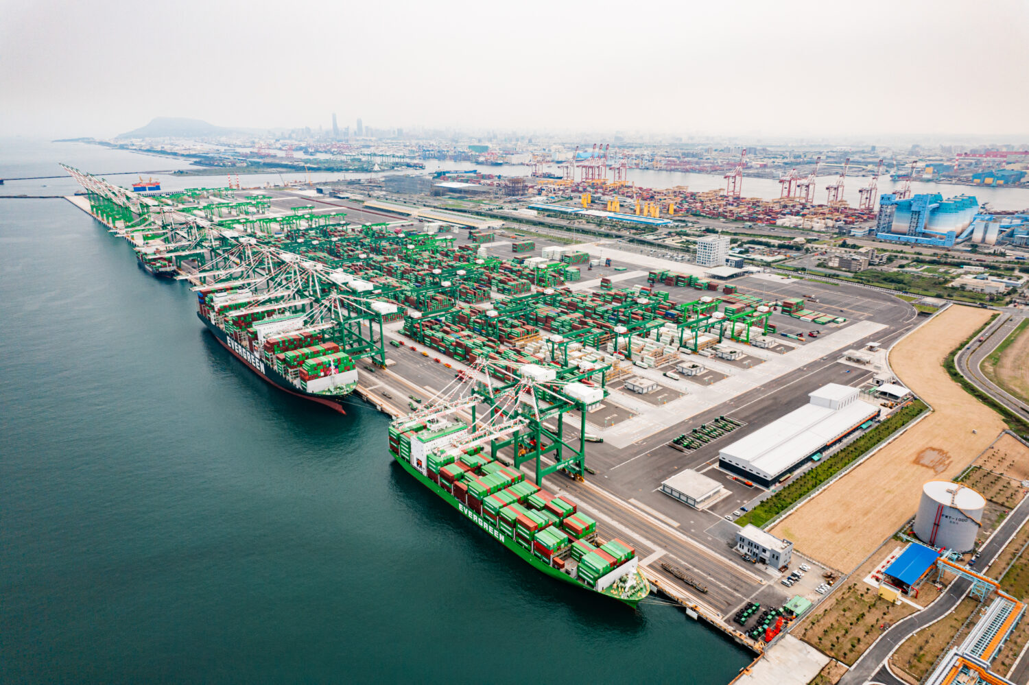 多角化經營鞏固高雄港櫃量，高雄港務分公司喜迎郵輪到港艘次創歷年次高!