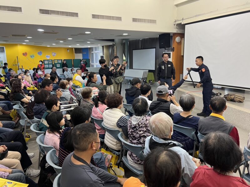 遇隨機攻擊怎辦？高市議員林智鴻攜手五甲警宣導自保術！